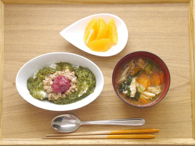 梅とめかぶの納豆丼